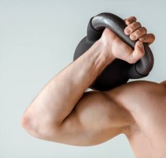 Πόση πρωτεΐνη χρειαζόμαστε για να χτίσουμε μυς; Οι καλύτερες πηγές πρόσληψης και οι παρενέργειες