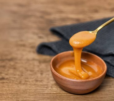Μέλι Manuka: Γιατί είναι τόσο δημοφιλές και ποια είναι η διαφορά του από τα ελληνικά μέλια;