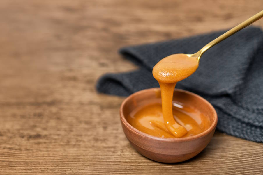 Μέλι Manuka: Γιατί είναι τόσο δημοφιλές και ποια είναι η διαφορά του από τα ελληνικά μέλια;