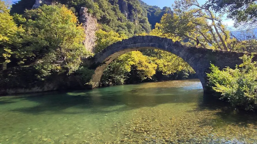Γέφυρα Κλειδωνιάς: Το πανέμορφο γεφύρι στα νερά του Βοϊδομάτη (βίντεο)