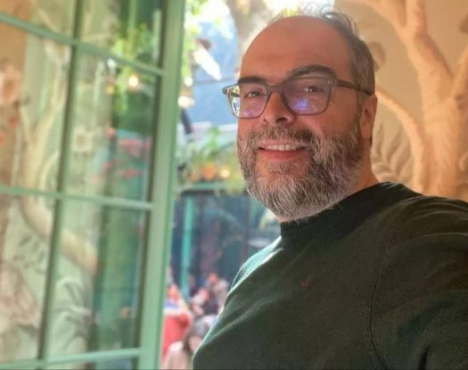 Ανδρέας Κονάνος: «Αγαπώ τον εαυτό μου σημαίνει ότι ξεκινάω τις αλλαγές αφού πρώτα τον έχω αποδεχτεί» | Συνέντευξη