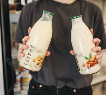Φυτικά γάλατα: Τελικά, πόσο υγιεινά είναι; Διατροφική σύγκριση ανάμεσα στο φυτικό και το ζωικό γάλα