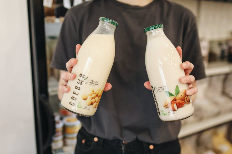Φυτικά γάλατα: Τελικά, πόσο υγιεινά είναι; Διατροφική σύγκριση ανάμεσα στο φυτικό και το ζωικό γάλα