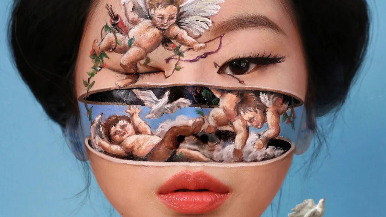 Η καλλιτέχνιδα από τη Νότια Κορέα που παραμορφώνει την πραγματικότητα και χρησιμοποιεί το σώμα της ως καμβά!