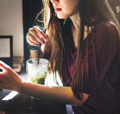 Ψυχική υγεία: Οι νέοι είναι βουτηγμένοι στο άγχος και την κατάθλιψη | Έρευνα καταλήγει στις αιτίες