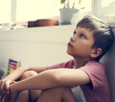 5 «αθώες» φράσεις που λέμε στα παιδιά και μπορούν να τους δημιουργήσουν συναισθηματικά κενά