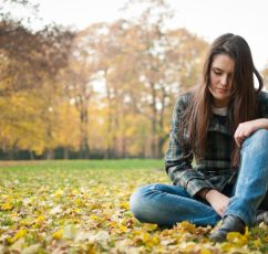 Εποχική κατάθλιψη: Συμπτώματα, αιτίες και πώς να την διαχειριστούμε