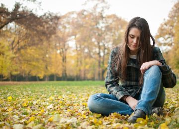 Εποχική κατάθλιψη: Συμπτώματα, αιτίες και πώς να την διαχειριστούμε