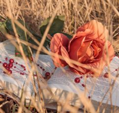 Η ζωή είναι ποίηση και οτιδήποτε σκοτεινό μπορεί να γίνει μια δίεση που θα αλλάξει το κομμάτι...