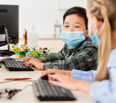 Σύνδρομο λευκού πνεύμονα | Ανησυχία προκαλεί η έξαρση της πνευμονίας που «χτυπάει» τα παιδιά