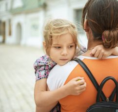 Σημάδια ότι το παιδί σας έχει άγχος και 8 τρόποι να το βοηθήσετε να το αποβάλει