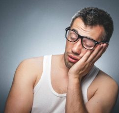 Μεταγευματική Υπνηλία: Γιατί μας πιάνει ο ύπνος μετά από το φαγητό;