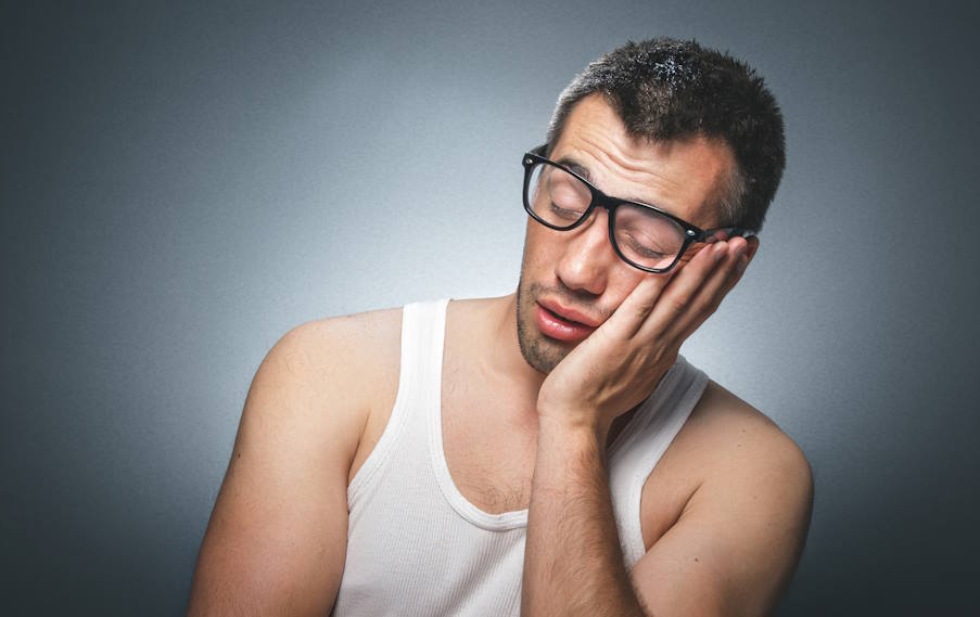 Μεταγευματική Υπνηλία: Γιατί μας πιάνει ο ύπνος μετά από το φαγητό;