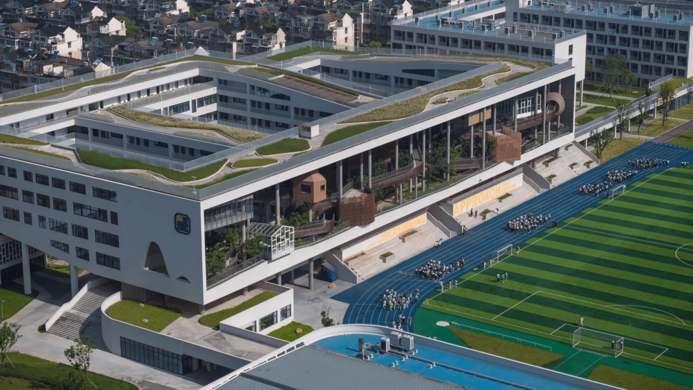 Σχολείο στην Κίνα που μοιάζει με «πλωτό δάσος» αναδείχθηκε ως το καλύτερο κτίριο του κόσμου για το 2023