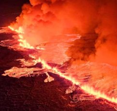 Ισλανδία | Ηφαίστειο εξερράγη εκτοξεύοντας λάβα μέχρι και 100 μέτρα ύψος! Δείτε live εικόνα