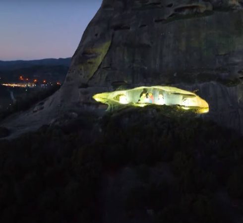 Το μάτι του Θεού | Η εντυπωσιακή φάτνη που «κρέμεται» στα Μετέωρα! (βίντεο)