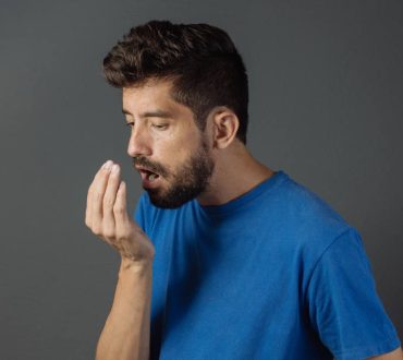 Άσχημη αναπνοή; Τι μπορεί να σημαίνει για την υγεία σας