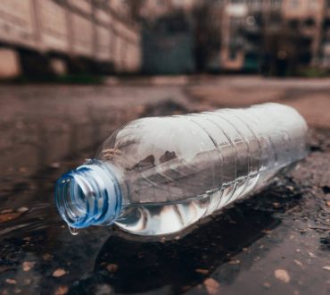 Μικροπλαστικά: Πόσο επικίνδυνα είναι και τι μπορεί να υπάρχει σε ένα μπουκάλι νερό