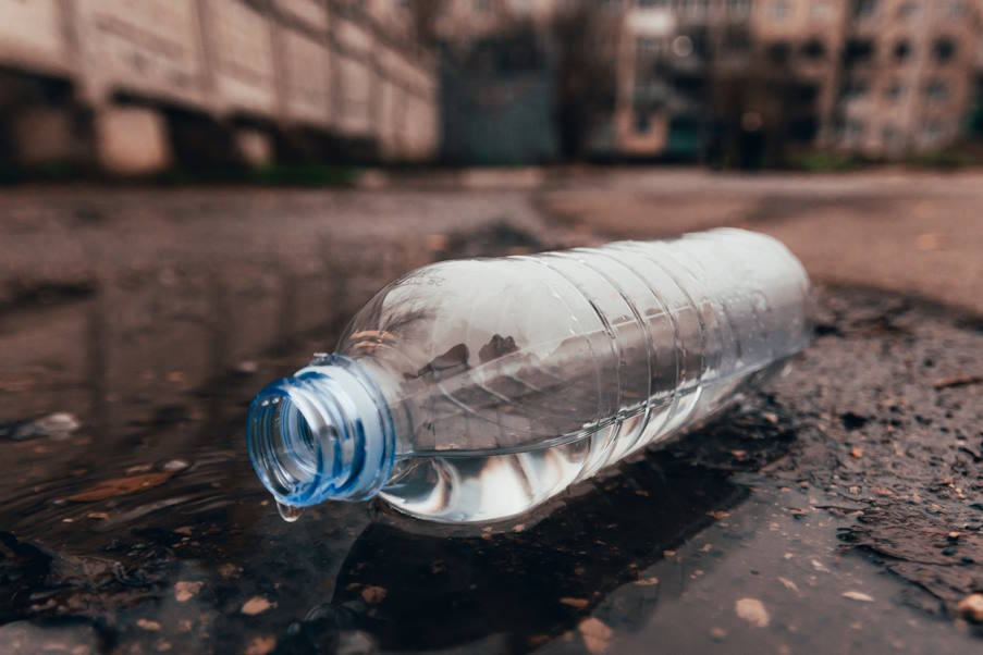 Μικροπλαστικά: Πόσο επικίνδυνα είναι και τι μπορεί να υπάρχει σε ένα μπουκάλι νερό