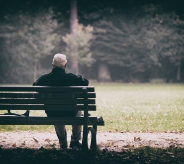 Harvard: Τι φταίει που η μοναξιά εξελίσσεται σε επιδημία; Πώς μπορούμε να την αποφύγουμε