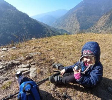 Έβερεστ: 4χρονο κοριτσάκι έγινε το νεότερο άτομο που έφθασε στον καταυλισμό βάσης στα 5.300 μέτρα!