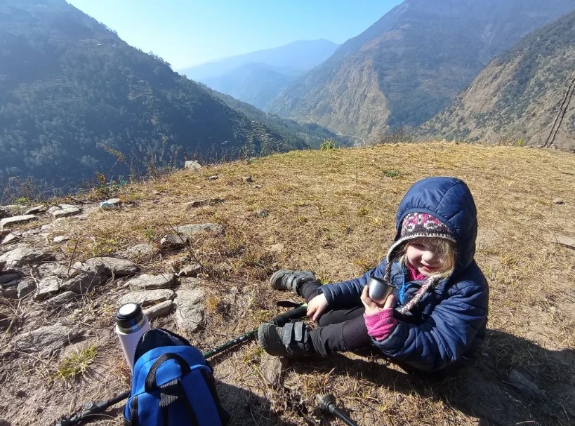 Έβερεστ: 4χρονο κοριτσάκι έγινε το νεότερο άτομο που έφθασε στον καταυλισμό βάσης στα 5.300 μέτρα!