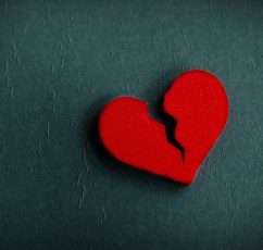 "Σύνδρομο της ραγισμένης καρδιάς": Τι είναι και πώς συνδέεται με το στρες
