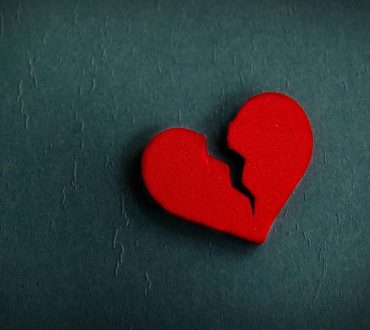 "Σύνδρομο της ραγισμένης καρδιάς": Τι είναι και πώς συνδέεται με το στρες