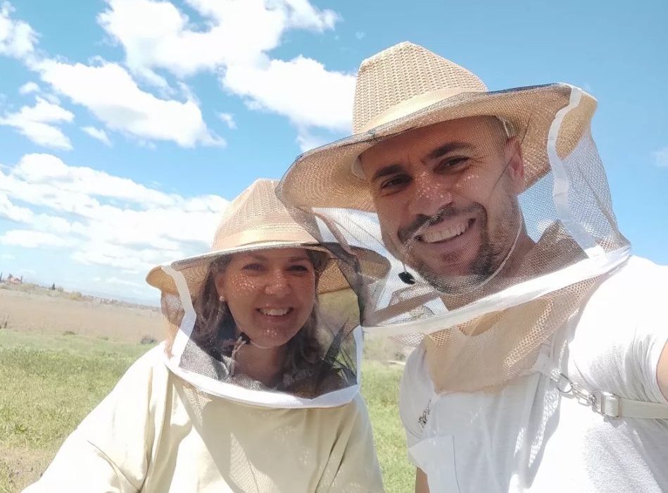 Ζευγάρι νομάδων μελισσοκόμων ταξιδεύουν τα μελίσσια τους στα σχολεία της βόρειας Ελλάδας