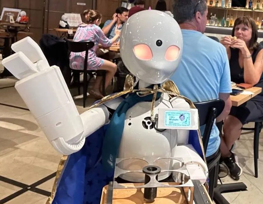 Σε αυτό το μοναδικό στον κόσμο καφέ, όλοι οι υπάλληλοι δουλεύουν από το σπίτι και τους πελάτες εξυπηρετούν ρομπότ!