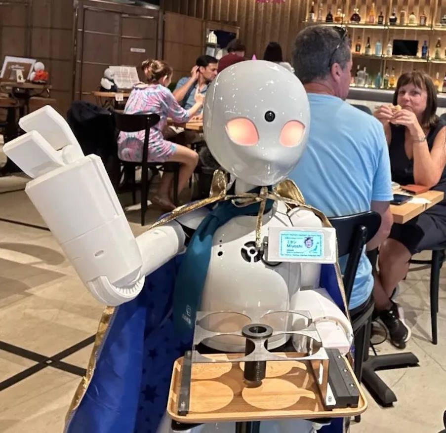 Σε αυτό το μοναδικό στον κόσμο καφέ, όλοι οι υπάλληλοι δουλεύουν από το σπίτι και τους πελάτες εξυπηρετούν ρομπότ!