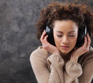 Τι αισθάνεστε όταν ακούτε μουσική; Τα ευρήματα των ερευνών για τον ήχο και την επιρροή του στο σώμα μας