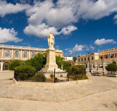 Διονύσιος Σολωμός: Τα συντηρημένα χειρόγραφα του εθνικού ποιητή θα εκτεθούν στο Βυζαντινό Μουσείο στις 21/3