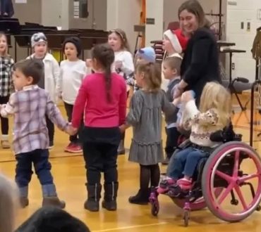 Δασκάλα αποκλείει μαθήτρια σε αναπηρικό καρότσι από τη μαθητική παράσταση και προκαλεί σάλο (βίντεο)