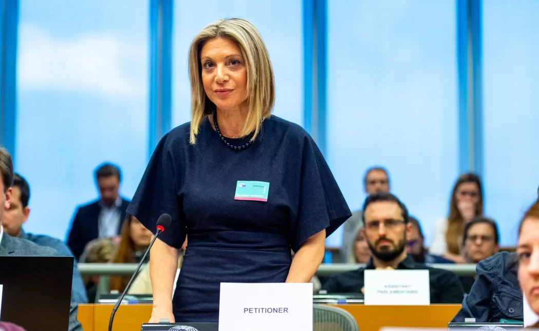 Μαρία Καρυστιανού: Παρέδωσε το ψήφισμα με 1.350.000 υπογραφές στο Ευρωκοινοβούλιο | «Η φωνή μας γιγαντώθηκε»