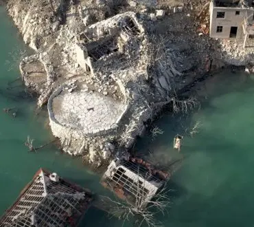Ναυπακτία | Εμφανίστηκε έπειτα από 32 χρόνια το βυθισμένο χωριό Καλαθέικα (βίντεο)