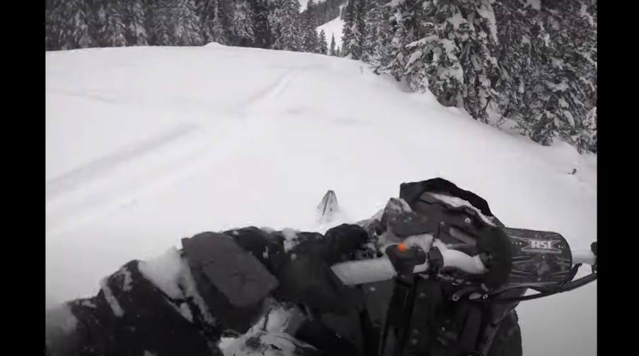 «Είμαστε τυχεροί που είμαστε ζωντανοί»: Τρομακτικό βίντεο με χιονοστιβάδα να καταπίνει δύο οδηγούς snowmobile