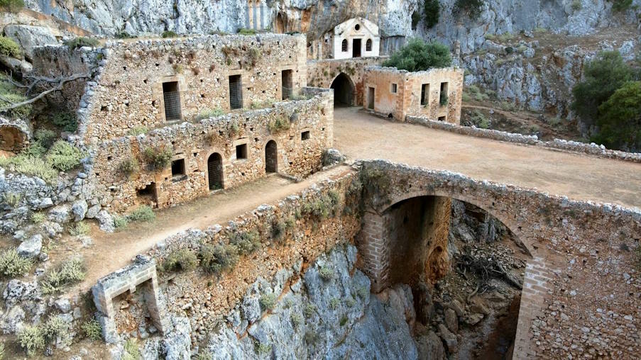 Καθολικό: Το παλαιότερο αλλά άγνωστο μοναστήρι της Κρήτης μέσα στο απόκρημνο φαράγγι (βίντεο)