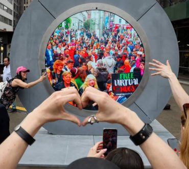 Νέα Υόρκη: Εγκαταστάθηκε «πύλη» που συνδέει την πόλη με το Δουβλίνο μέσω live streaming! | Γιατί έκλεισε προσωρινά