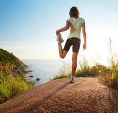 Η άσκηση που ανακουφίζει από τον πόνο στα γόνατα και συμβάλλει στην μακροζωία
