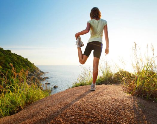 Η άσκηση που ανακουφίζει από τον πόνο στα γόνατα και συμβάλλει στην μακροζωία