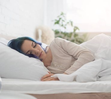 Ύπνος: Το κοινό λάθος που κάνουμε όταν κοιμόμαστε στο πλάι