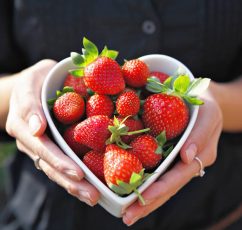 Φράουλες: H λεπτομέρεια στο καθάρισμα που χαλάει τη γεύση τους