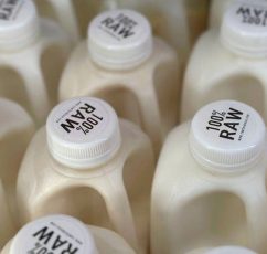 Πίνουν απαστερίωτο γάλα μολυσμένο με H5N1 για να αποκτήσουν ανοσία στον ιό