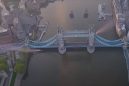 Αγγλία: Αλεξιπτωτιστές πέρασαν για πρώτη φορά μέσα από τη Γέφυρα του Λονδίνου με ταχύτητα 244 χλμ./ώρα! (βίντεο)