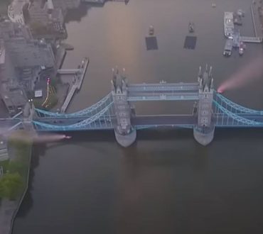 Αγγλία: Αλεξιπτωτιστές πέρασαν για πρώτη φορά μέσα από τη Γέφυρα του Λονδίνου με ταχύτητα 244 χλμ./ώρα! (βίντεο)