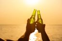 Αλκοόλ στην παραλία: Πόσο επικίνδυνο είναι να πίνουμε ποτά κάτω από τον ήλιο