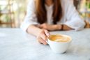 Καφές: Πόσο μας προστατεύει από τις συνέπειες της καθιστικής ζωής;