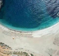 Ζόρκος: Η εξωτική παραλία της Άνδρου με την άγρια ομορφιά (βίντεο)