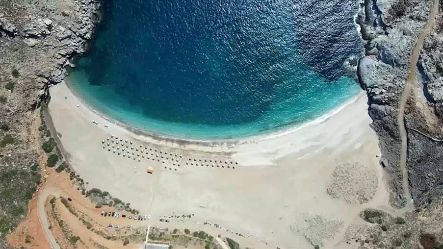Ζόρκος: Η εξωτική παραλία της Άνδρου με την άγρια ομορφιά (βίντεο)